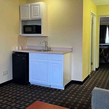 Super 8 By Wyndham Indianapolis/Ne/Castleton Area Hotel Buitenkant foto