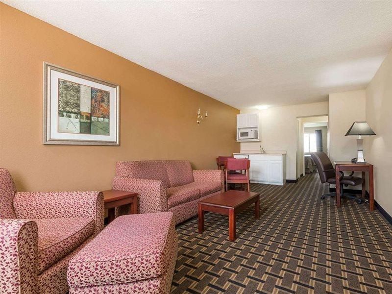 Super 8 By Wyndham Indianapolis/Ne/Castleton Area Hotel Buitenkant foto