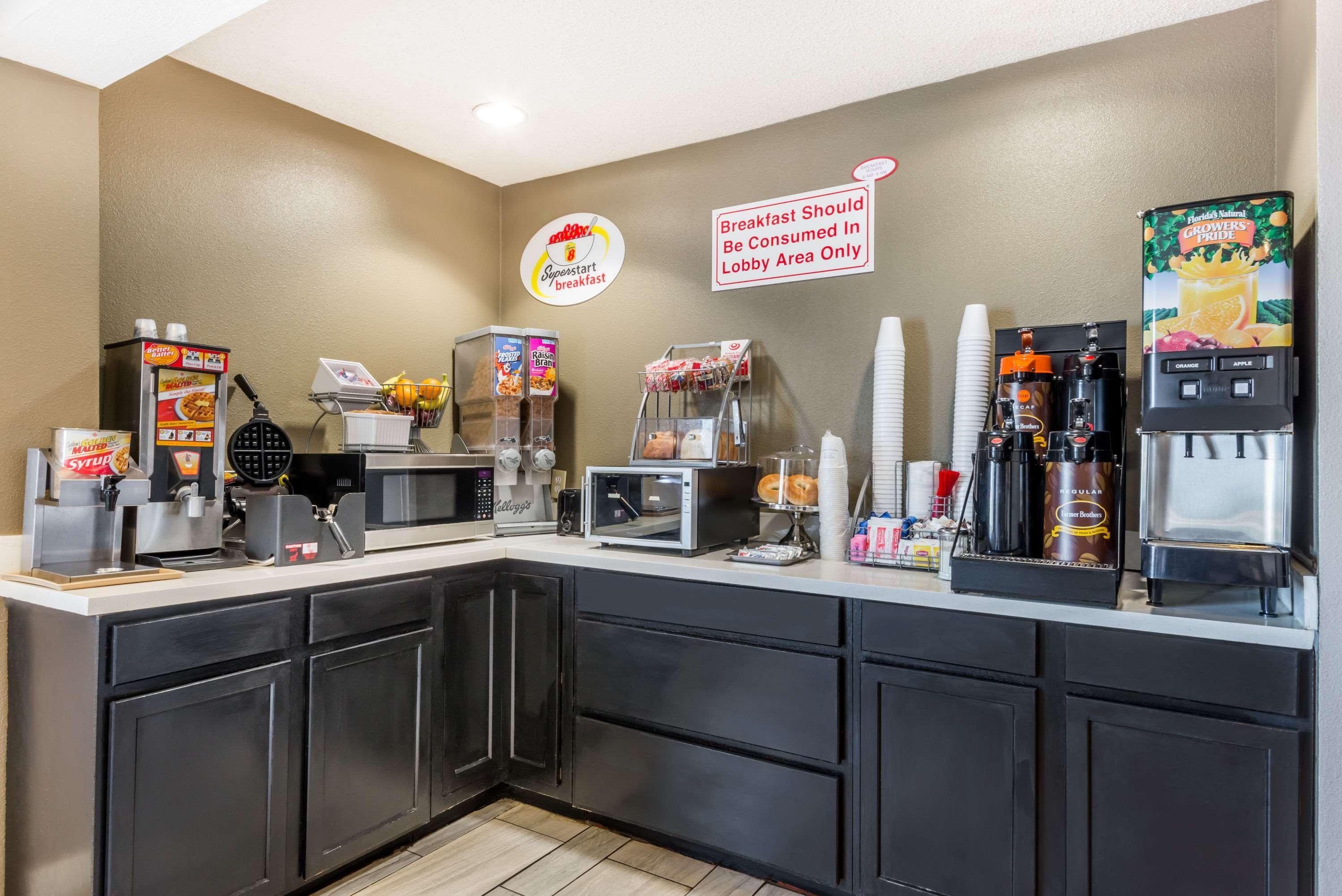 Super 8 By Wyndham Indianapolis/Ne/Castleton Area Hotel Buitenkant foto