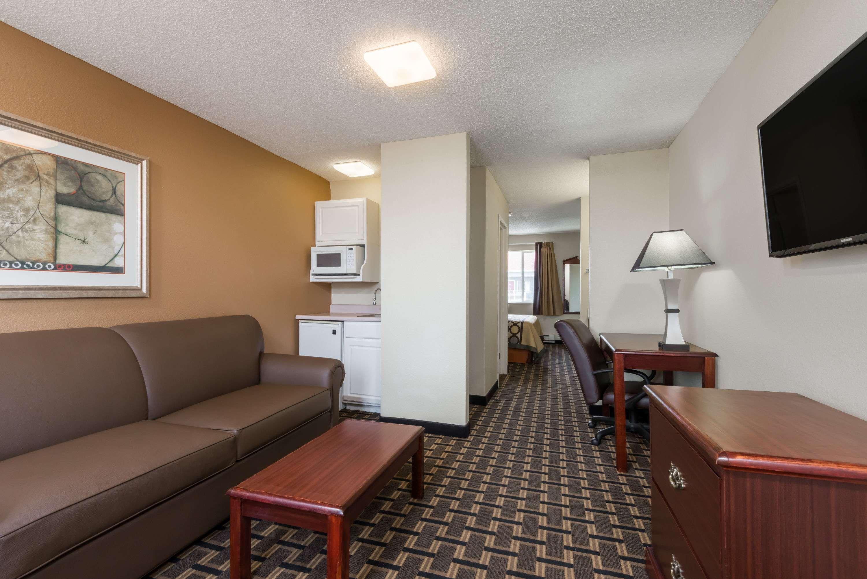 Super 8 By Wyndham Indianapolis/Ne/Castleton Area Hotel Buitenkant foto