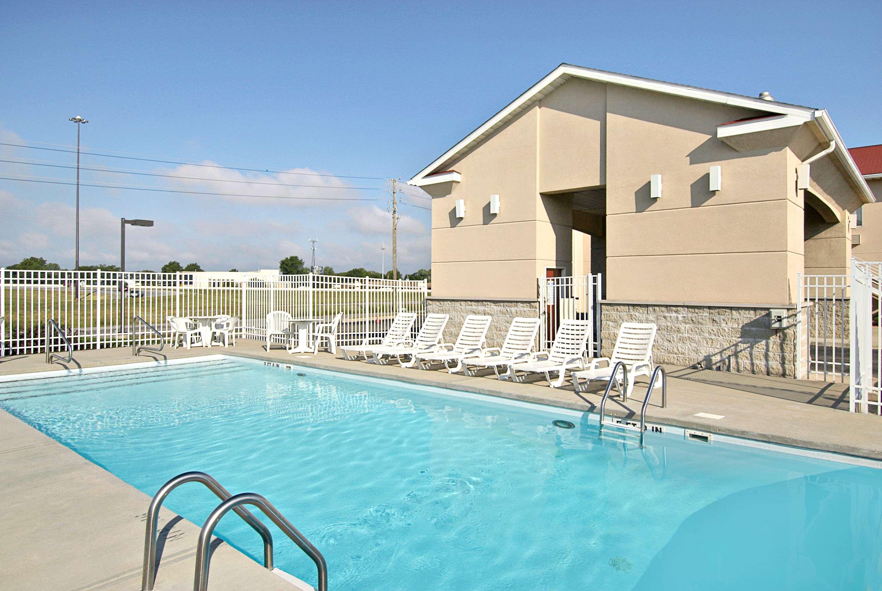 Super 8 By Wyndham Indianapolis/Ne/Castleton Area Hotel Buitenkant foto