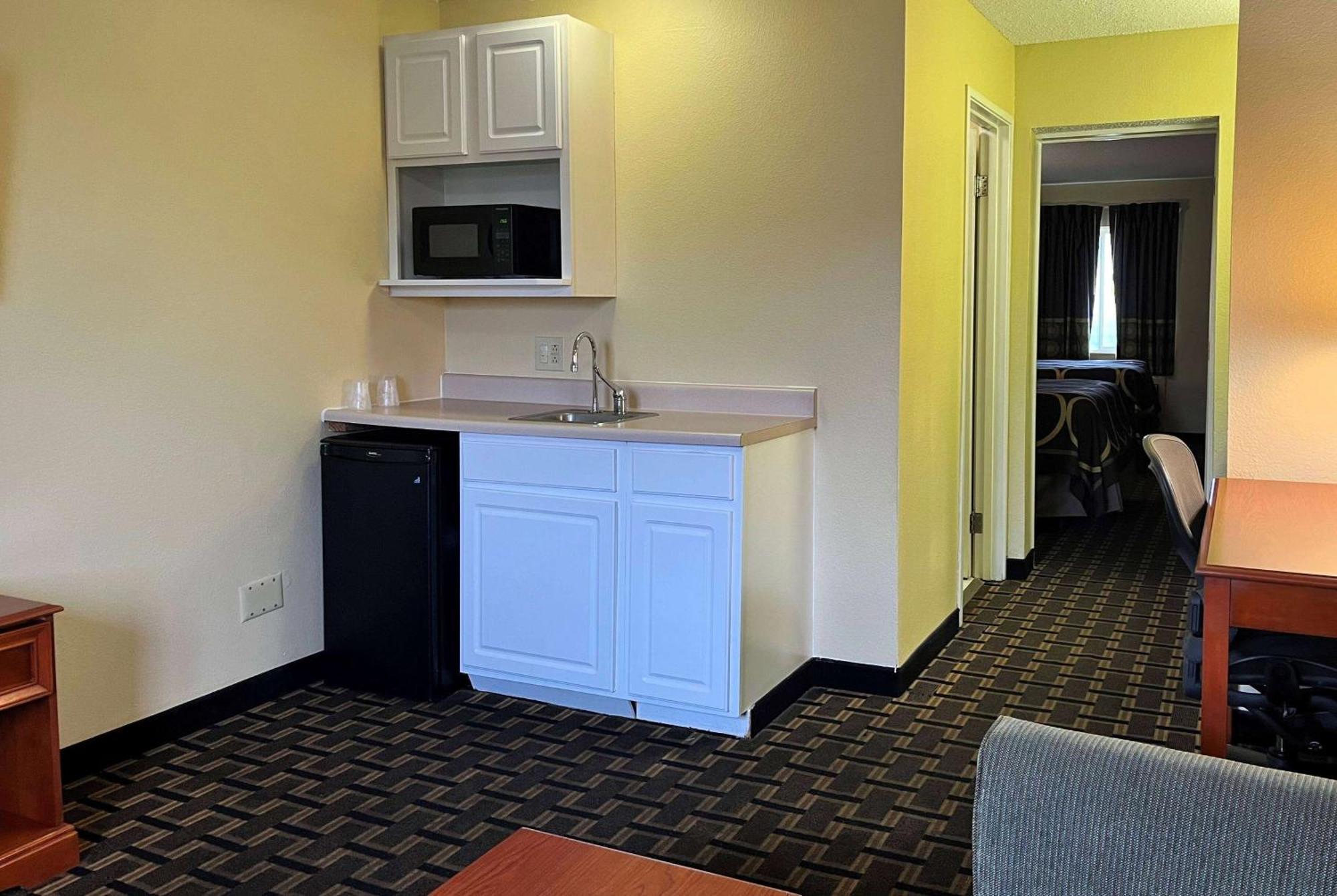 Super 8 By Wyndham Indianapolis/Ne/Castleton Area Hotel Buitenkant foto